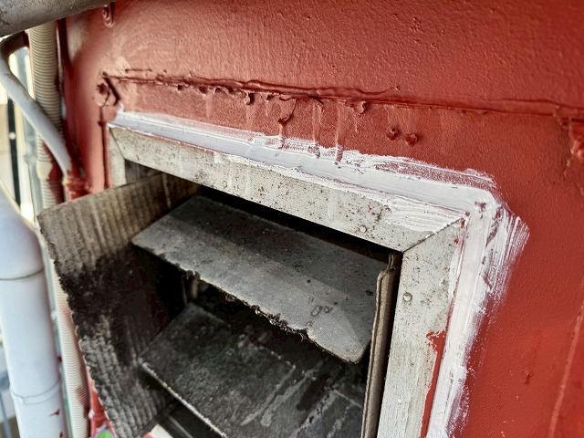 アパート外壁塗装工事の換気扇開口部まわりのコーキング増し打ちが完了