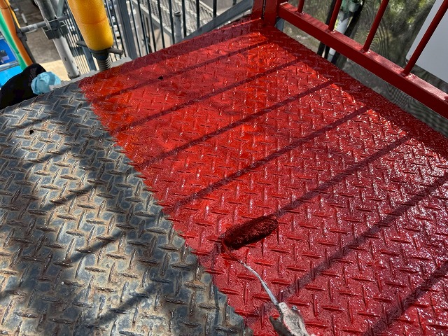 防食性や密着性に優れる「SKマイルドボーセイ」を用いた下塗りの様子