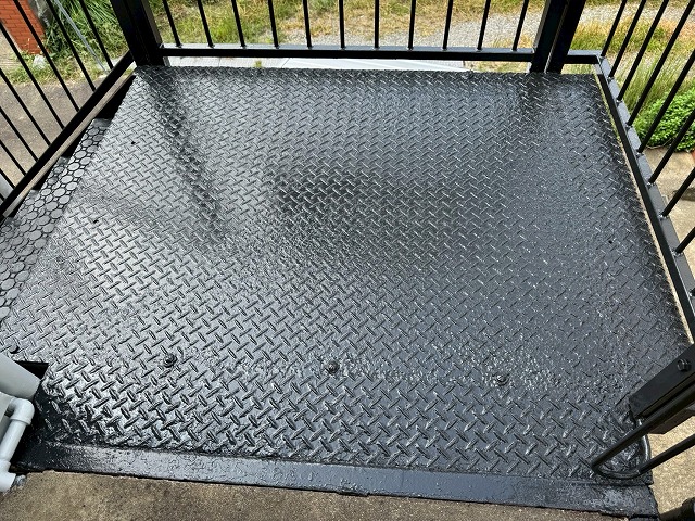 アパート外部鉄骨階段塗装工事の踊り場への上塗り