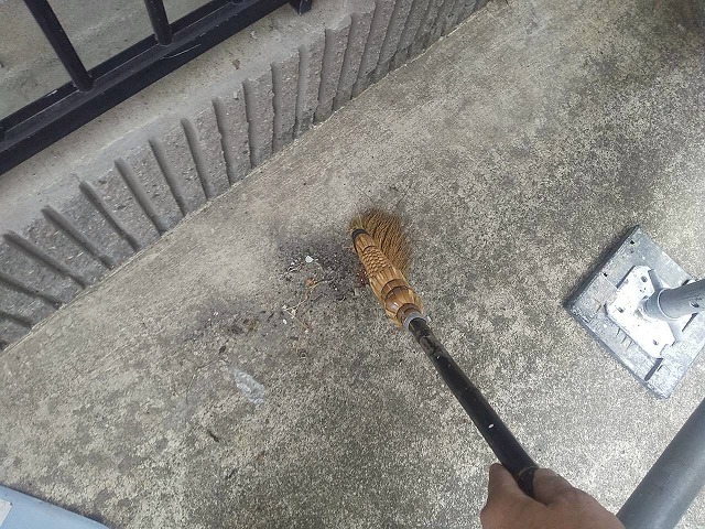 アパート建物修繕工事の建物まわりの清掃