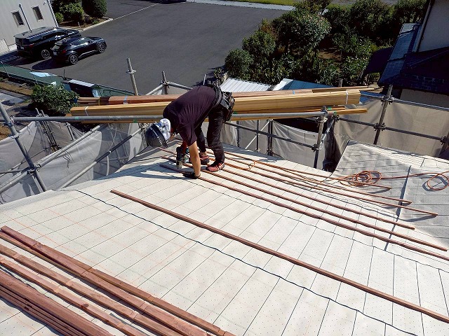屋根葺き替え工事の瓦残釘留めの様子