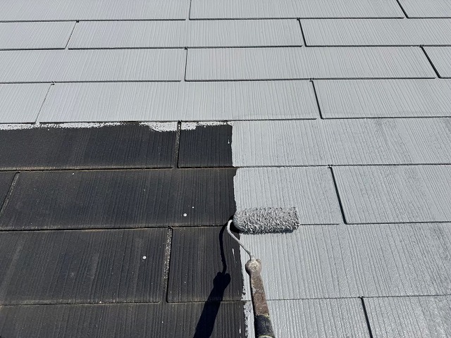 カラーベスト屋根塗装工事のローラーを用いた下塗り