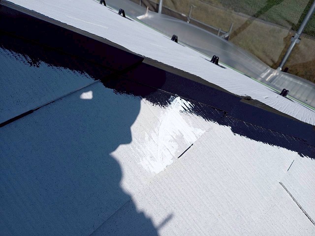 アパート屋根塗装工事のひび割れ補修状況