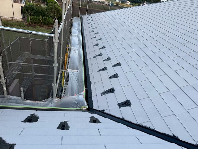 カラーベスト屋根塗装工事の雪止め金具周辺へのダメ込み