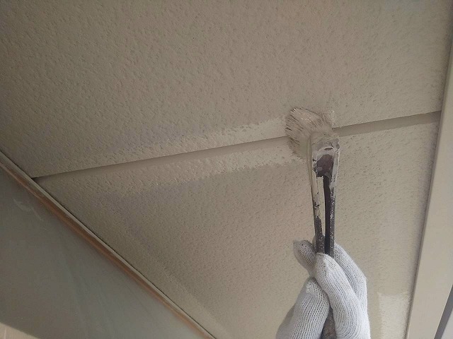 アパート建物塗装工事の軒天塗装2回目のハケ塗り