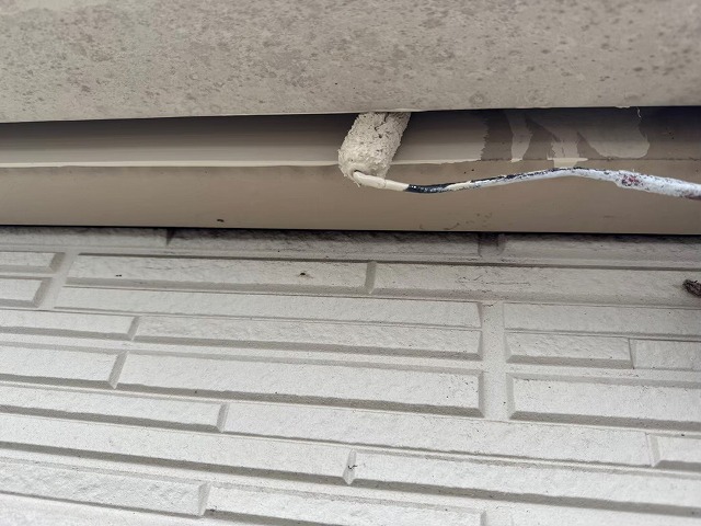 アパート建物塗装工事の鼻隠しへの1回目塗装の様子