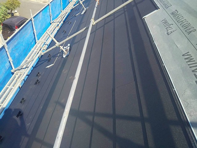 屋根カバー工事のSGL鋼板屋根「スーパーガルテクト」本体葺き工程