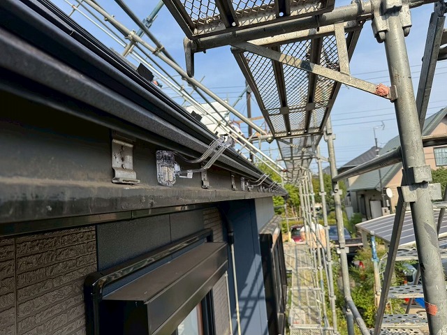 雨樋交換工事で軒樋の受け金具の取り付けが完了