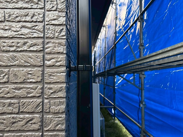 雨樋交換工事で外壁面に竪樋を取り付けた状況