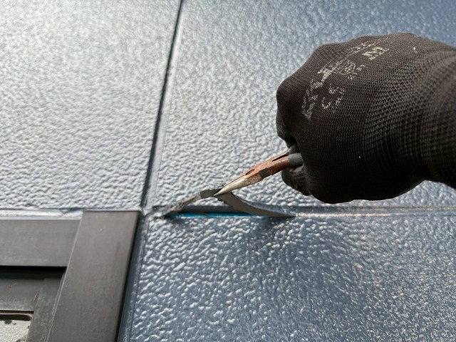 シーリング打ち替え工事の既存シーリングをペンチで除去