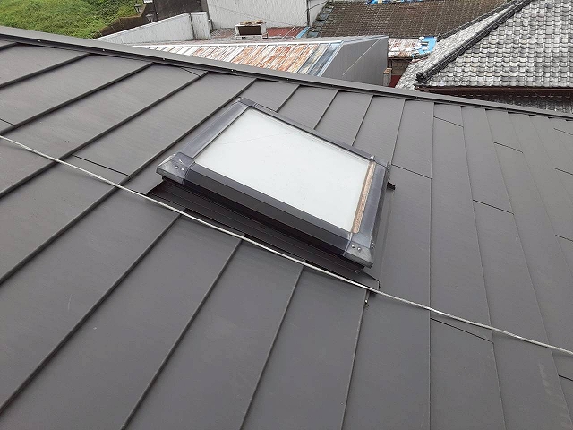 屋根上の天窓周囲を確認