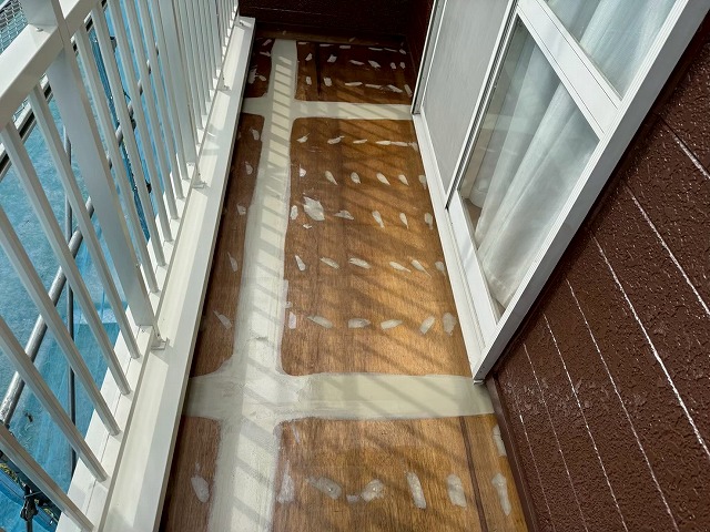 ウレタン塗膜防水工事のプライマー塗布工程完了状況