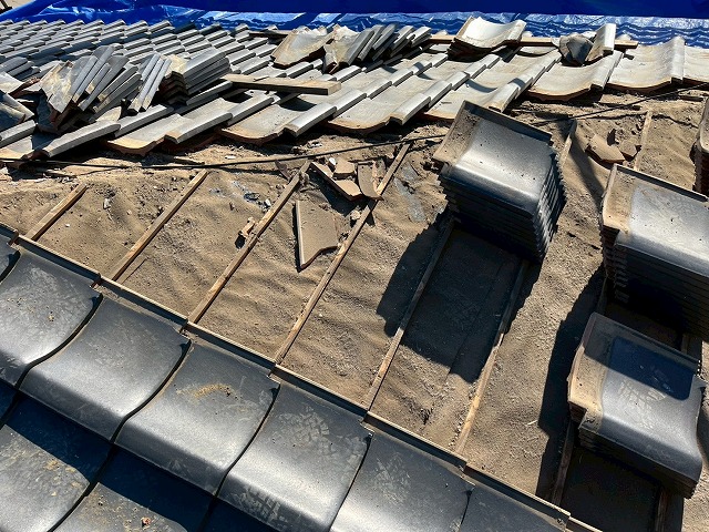 屋根葺き直し工事で解体した既存瓦材を重ねて仮置き