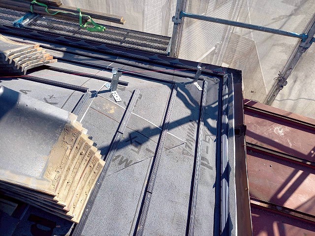 屋根葺き直し工事のガイドライン工法に基づく補強金具の取り付けが完了