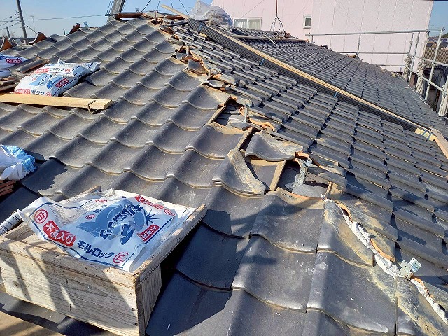 屋根葺き直し工事のモルロックによる隅棟部勝手瓦高さ調整