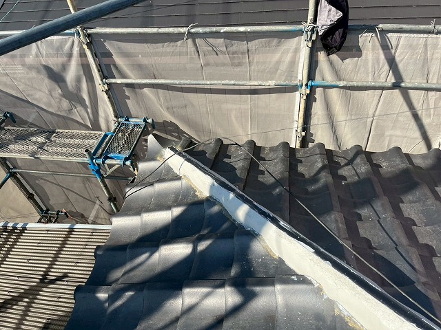 屋根葺き直し工事で漆喰材「モルロック」を用いた隅棟部の土台形成が完了