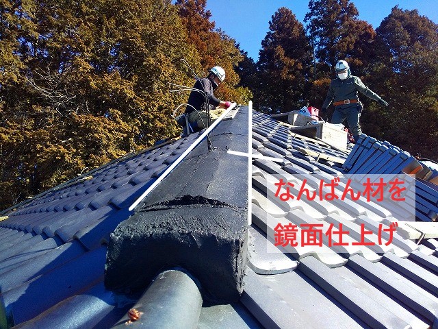 なんばん材を鏡面仕上げをしていく職人