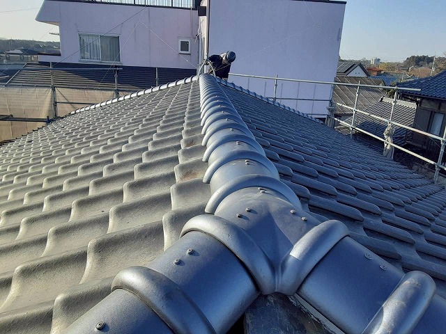 屋根葺き直し工事の大棟部への7寸丸瓦設置状況