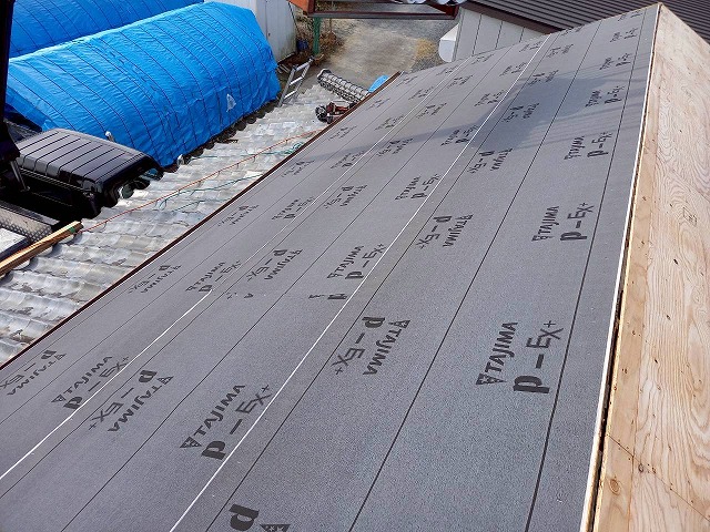 瓦屋根葺き替え工事の改質アスファルトルーフィング施工状況