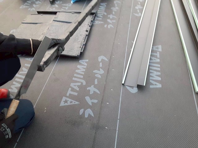 新築住宅屋根仕上げ工事で広小舞の一部を切り欠いている状況