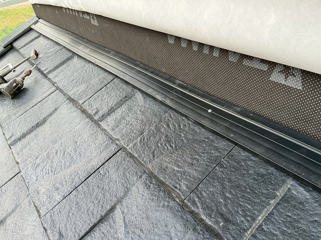 下屋根部壁取り合い部への貫板取り付け