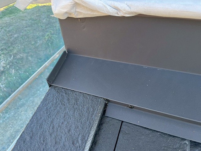 「ROOGA（ルーガ）鉄平」を用いた新築住宅屋根工事の雨押え役物設置状況