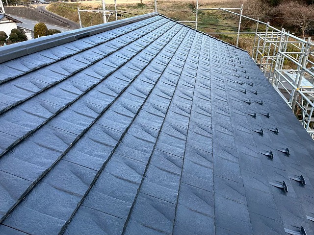 「ROOGA（ルーガ）鉄平」新築住宅屋根工事の重厚な仕上がり