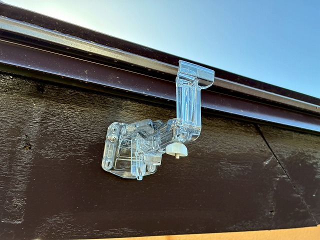 雨樋交換工事の軒樋金具の取り付けが完了した状況