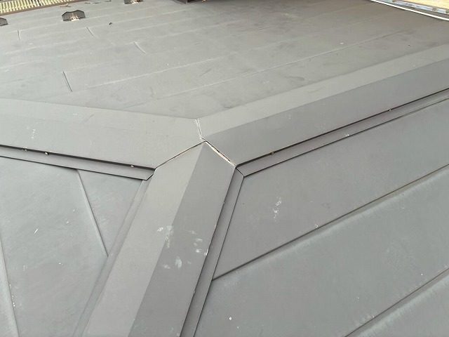 現場調査で金属屋根棟板金のコーキング切れを確認