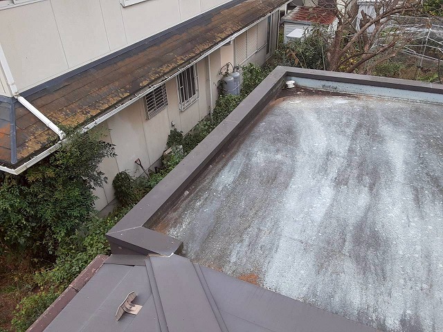 住宅陸屋根防水の排水口まわりに水たまりの形跡を確認した現場調査
