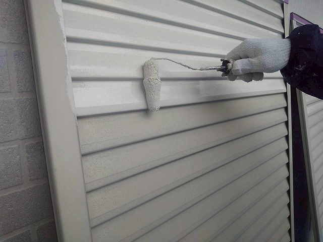 アパート建物雨戸塗装工程のローラーを使った1回目塗装