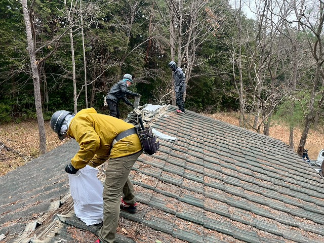 別荘建物屋根葺き替え工事の棟瓦やのし瓦などの解体