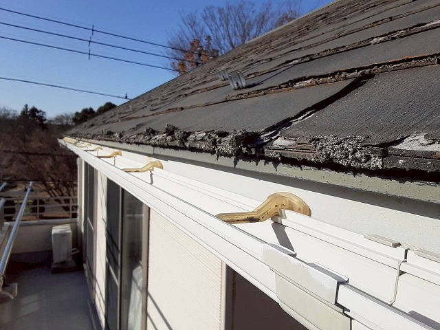 住宅の現場調査でパミール屋根に層間剝離を確認