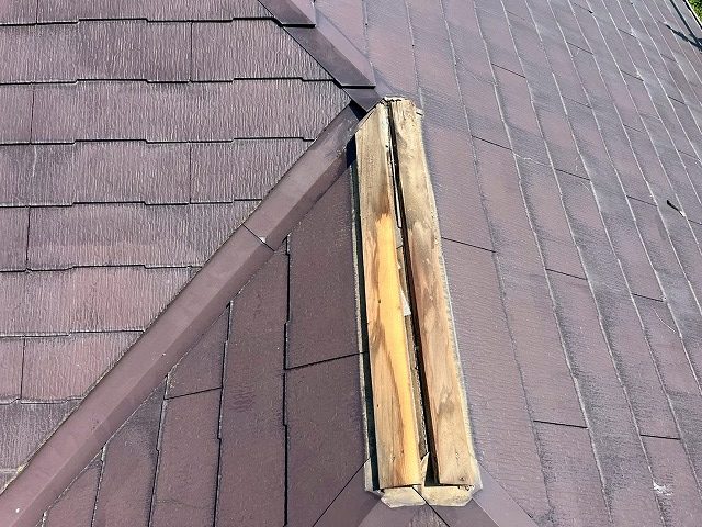 棟板金撤去後に貫板に変色・劣化が進行していることが確認できる状況