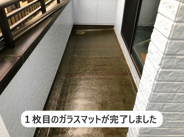 １枚目のガラス繊維マット完了です