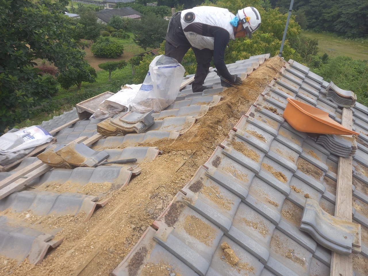 棟瓦撤去と清掃の様子