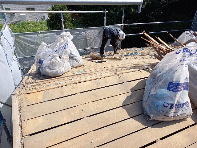 葺き替え工事の清掃