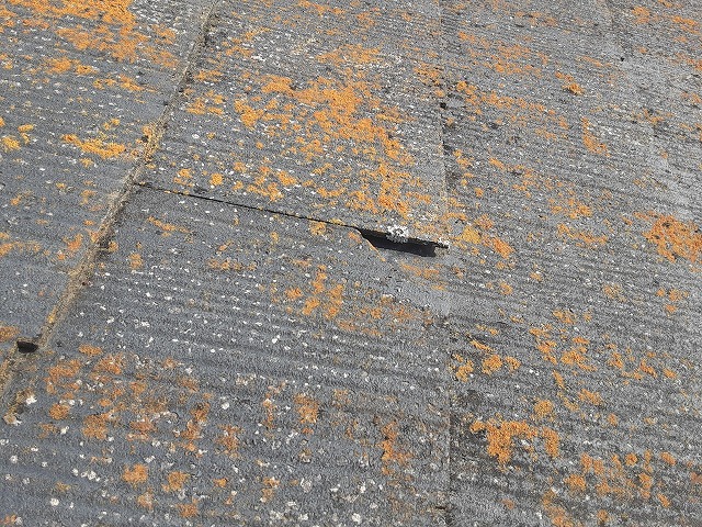 劣化で浮きや割れが見られるスレート屋根