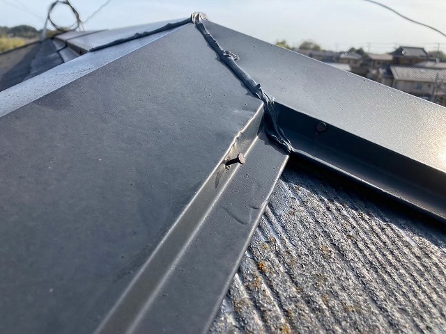 棟板金の三つ又部に釘の浮きを確認