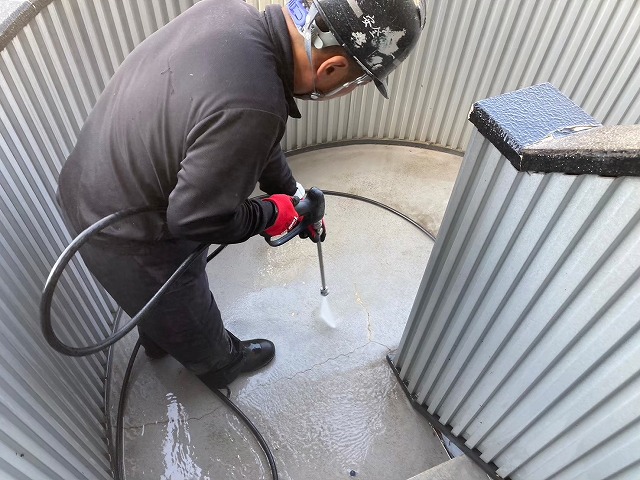 階段踊り場に防水メンテナンスを行うための高圧洗浄作業