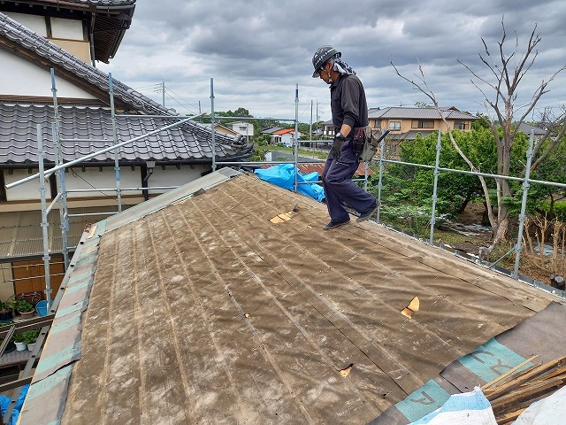 屋根葺き替え工事で瓦降ろしの後に下地の清掃が完了した状況