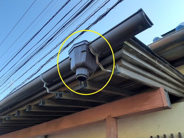 玄関先の縦樋破損