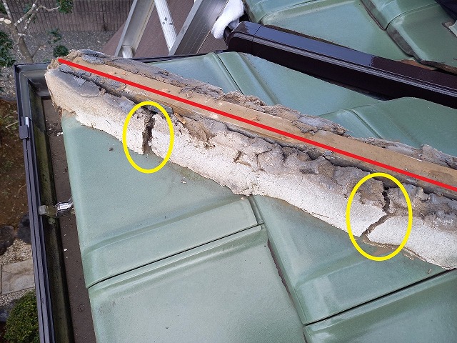 ひび割れた漆喰材