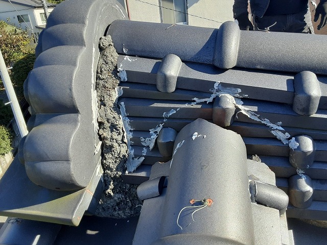 屋根しっくい棟兼ね合い部剥がれ