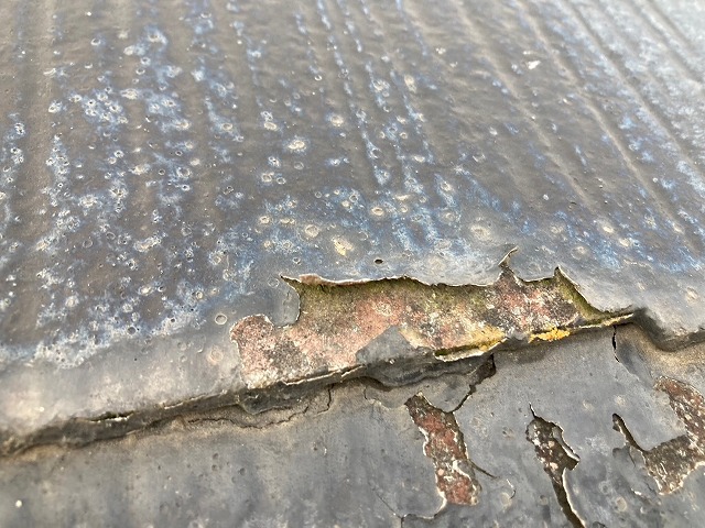 石岡市　平屋住宅のスレート屋根に塗膜剥がれなどの劣化症状を確認