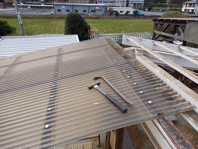波板張り替え工事で既存の波板屋根を撤去している施工状況