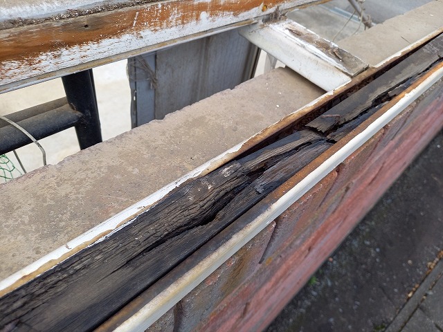 レンガ塀の天端に設置されている水切り板金下地の劣化状況