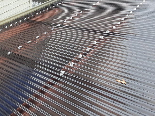 住宅カーポートポリカ波板張り替え工事で波板を固定している留め具