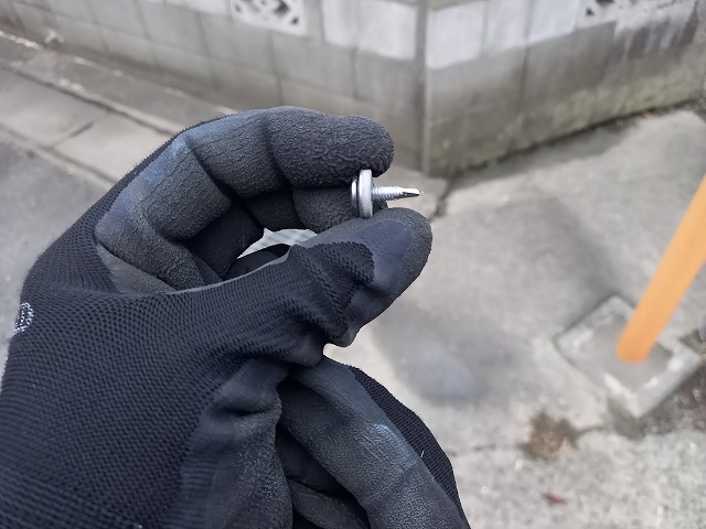 カーポート波板張り替え工事で水切り板金を留め付けるテックスビス