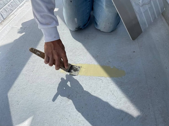 ベランダ防水メンテナンス下地処理工程の「ロックポリパテ細目」による補修